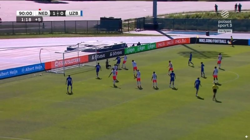 Hà Lan mất người, Igor Sergeev gỡ hòa 1-1 cho Uzbekistan từ một quả đá phạt.