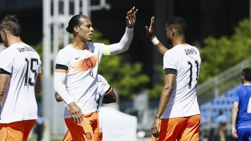 Ashurmatov lại phạm lỗi, Gakpo sút penalty thành công giúp Hà Lan thắng 2-1.
