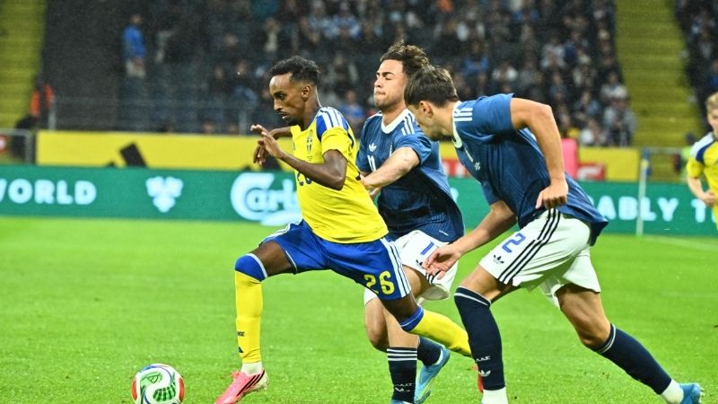 Phút 74, Taha Ali kiến tạo xuất sắc giúp Gustaf Nilsson ghi bàn nâng tỷ số lên 2-1.
